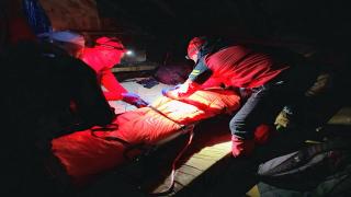 Ucrainean, găsit în stare gravă după ce a rătăcit câteva zile în Munţii Maramureşului. A fost coborât cu forţa după ce a refuzat ajutorul SMURD-ului