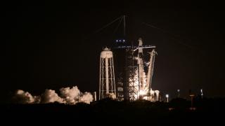 SpaceX a lansat prima misiune spaţială cu echipaj care va survola polii Pământului. La bord se află şi un miliardar în criptomonede