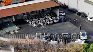 17 maşini Tesla distruse într-un incendiu izbucnit la un showroom din Roma