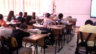 Ce a păţit profesoara care a imobilizat o elevă de clasa a VI-a şi i-a smuls genele false la ore, în Petrila