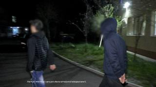 Filmul atacului din centrul DGASPC Mehedinţi, în care un adolescent a fost înjunghiat. O fată a venit cu 10 indivizi să se răzbune pe fostul iubit