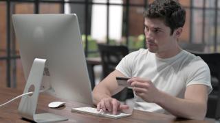 Magazinele online, un nou tip de înşelătorie în care românii cad victime. Cum funcţionează schema