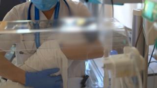 Adolescenta de 15 ani, căreia i s-a făcut rău în timpul orelor, a încercat să îşi ascundă sarcina chiar şi în faţa medicilor