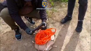 Bărbat de 37 de ani din Galaţi, reţinut după ce a încercat să vândă un pistol pentru 2.000 de lei