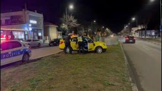 Un taximetrist beat s-a urcat cu maşina pe un scuar, chiar lângă sediul poliţiei din Constanţa