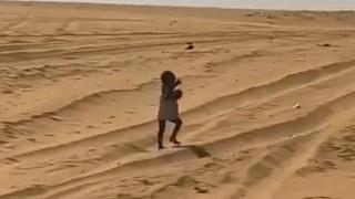 O fetiță de 5 ani a fost găsită rătăcind singură în mijlocul deșertului Sahara, cu hainele sfâșiate, fără apă sau mâncare