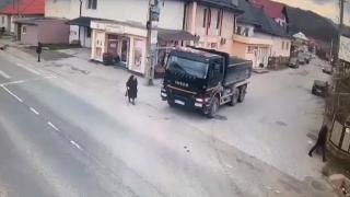 Filmul tragediei de la Vișeu de Sus. Bătrâna de 72 de ani, în stare gravă după ce a fost lovită de un camion. Corpul i-a fost prins între roţi