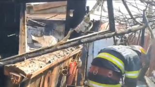 Bărbat din Tecuci, salvat de vecini în ultima clipă din mijlocul unui incendiu infernal. Focul i-a mistuit toată avuţia