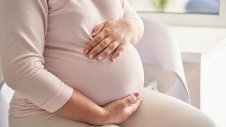 Gravidă din Iaşi, trimisă acasă după ce a stat nemâncată 30 de ore ca să intre în cezariană. Au urmat 3 zile de chin