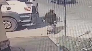 "A ridicat bastonul în sus ca să o vadă". O femeie din Buzău a fost la câţiva cm de moarte după ce s-a răzgândit şi a vrut să traverseze prin faţa unui camion