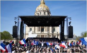 Marine Le Pen cataloghează interzicerea ei la prezidențiale drept o "vânătoare de vrăjitoare". Mii de oameni au ieșit în stradă să o susțin