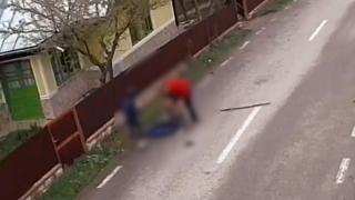 Scene șocante în Bacău: bătrân lovit cu bâta de un vecin și călcat de o căruță. La mijloc ar fi neînţelegeri mai vechi