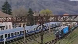 Zeci de călători, blocaţi ore în şir în gara din Petroşani după ce trenul Cluj - Bucureşti s-a defectat inexplicabil