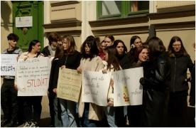 Elevii unui liceu din Timișoara refuză să mai intre la ore, din cauza unei profesoare. Tinerii susțin că e abuzivă și le ţine discursuri religioase