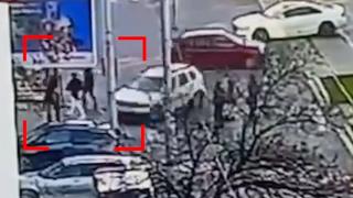 Momentul în care un băiat de 17 ani e lovit intenţionat cu maşina, în Sectorul 3. De ce s-ar fi certat cu şoferul