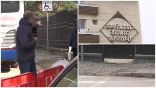 Fetiţă de 8 ani, lovită în cap de o piatră proiectată de roţile unei maşini, chiar în faţa şcolii. "Fisură pe osul frontal"