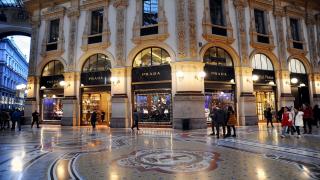 Afacere de 1,25 de miliarde de euro în lumea modei. Prada a cumpărat Versace, principalul său rival