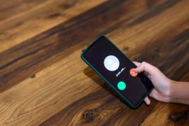 Fraudă de tip spoofing în numele BNR, ANAF sau Poliţiei. Escrocii imită la perfecţie reprezentanţii instituţiilor