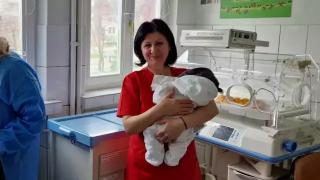 Dezvăluiri noi în cazul bebeluşului aruncat în WC, în Paşcani. Mama l-a instigat pe tatăl copilului să îl omoare