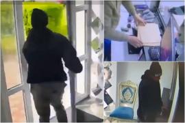 Momentul în care un bărbat fură un telefon dintr-un amanet, în faţa angajatului. Poliţia a găsit mobilul, însă nu şi pe hoţ