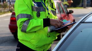 Tatăl care şi-a încurajat copilul de 10 ani să conducă prin oraş riscă până la trei ani de închisoare. În spatele maşinii se aflau mama şi fratele lui