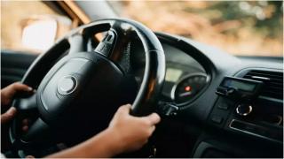 Copil de 10 ani, urmărit de poliţie în timp ce conducea maşina tatălui, în Bistriţa. Lângă el se aflau mama şi fratele lui