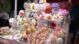 Cât costă magia Paștelui: ouă croșetate, iepurași cu cristale și ciocolată de casă, direct de la artizani