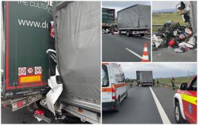 Un șofer de autoutilitară a murit captiv în propria cabină, după ce a intrat în plin într-un TIR oprit în coloană pe A1 la km 433, în Arad