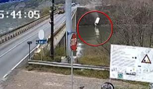 Şoferul care a plonjat cu duba în Dunăre a fost scos de scafandri, după 4 ore, fără viaţă. Salvatorii au fost aduşi din judeţele învecinate cu 2 elicoptere