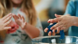 Jucăriile care conţin substanţe toxice vor dispărea de pe rafturi. Printre produsele vizate sunt baloanele şi slime-urile