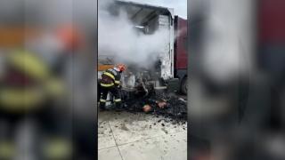 Remorca unui TIR cu nouă tone de cărbuni, cuprinsă de flăcări pe drumul expres Piteşti-Craiova. Misiune contra cronometru pentru pompieri