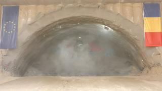 Momentul în care este străpuns tunelul "Alina", de pe autostrada Sibiu-Pitești. De mâine încep lucrările de asfaltare
