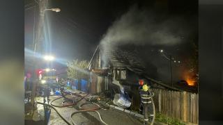 Trei case făcute scrum în Iaşi, după un incendiu pus intenţionat. Doi oameni au suferit atacuri de panică, zeci de pompieri mobilizaţi