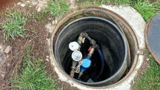 Filmul tragediei din Botoşani, unde un bătrân a fost ucis de propriul fiu, din greşeală, în timp ce citea apometrele