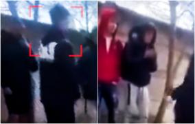 "Acum l-ai lovit, vă împăcaţi". Adolescent, pus la pământ de pumnul unui coleg. Filmările virale au ajuns și la poliția din Bistrița