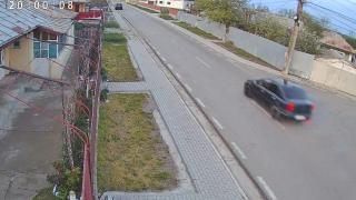 Tânăr fără permis, cursă nebună cu poliţia pe urme în Tecuci. După 2 kilometri, s-a înfipt cu Loganul într-o movilă de pământ