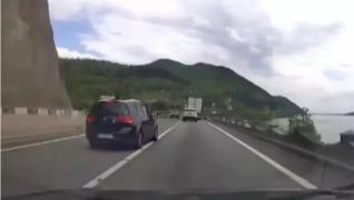 Un şofer din Mehedinţi, la un pas să provoace o tragedie: depăşire periculoasă, în acelaşi loc în care un microbuz a căzut în Dunăre