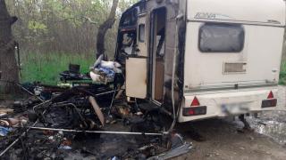 O femeie a murit în chinuri groaznice, iar soţul a fost rănit după ce rulota lor a luat foc. Cei doi veniseră în vacanţă în Hârşova
