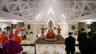 Vaticanul a publicat primele imagini cu Papa Francisc în sicriul deschis