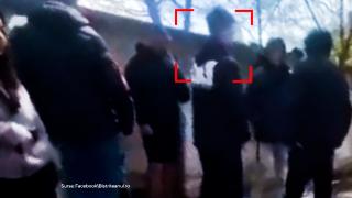 Elevul de 15 ani care şi-a bătut colegul pe lângă un liceu din Bistriţa, monitorizat cu brăţară electronică. Nu se poate apropia de victimă un an