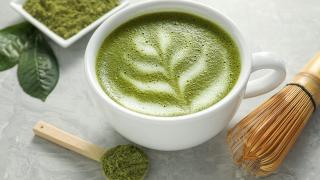 Afacerile cu matcha merg ca pe roate: de ce aleg tot mai mulţi români băutura verde în locul cafelei
