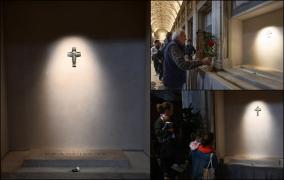 Imagini cu mormântul papei Francisc, publicate de Vatican. Sute de mii de oameni, aşteptaţi să-i aducă un ultim omagiu în următoarele zile