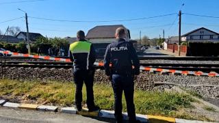 Cine este bărbatul din Oradea care a ţinut-o pe şine pe femeie până la venirea trenului. El s-a salvat în ultima secundă