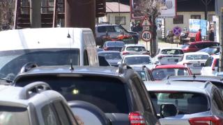 "Tot programul ni-l fac praf". Şoferii, exasperaţi de lucrările de pe Valea Oltului: autorităţile îi trimit pe cel mai aglomerat drum din România