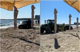 Turistă, cu mașina pe o plajă din Mamaia. Vehiculul a fost tractat cu un tractor, după ce a rămas împotmolit în nisip