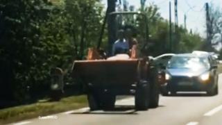 Copil de 7 ani, filmat la volanul unui tractor pe un drum național din Gorj