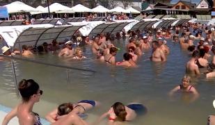 Mii de români au ales piscinele termale de 1 Mai. Stațiunile Tășnad și Băile Felix, pline de turiști