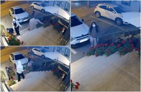 Patru femei, filmate cum fură ghivecele cu flori de la un hotel din Craiova. S-au întors să ia și o canapea, o masă și un scaun