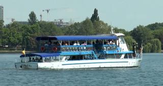 Plimbări cu vaporașul în Herăstrău de 1 Mai. Familiile au profitat de vremea bună pentru relaxare pe lac