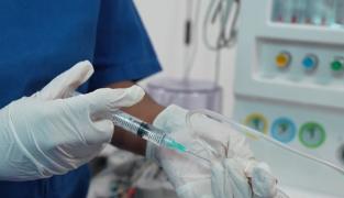 Părinții ar putea primi SMS-uri pentru a-și vaccina copiii. România, printre ultimele în UE la imunizare